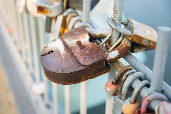 Roestig Hangslot Hangend Aan Ijzeren Reling — Stockfoto