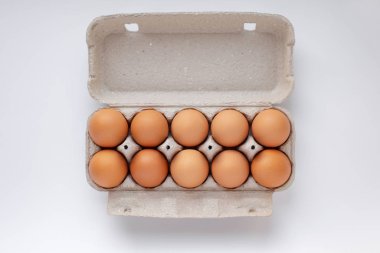 Tepside tavuklu yumurta ve tepsi, üst manzara.