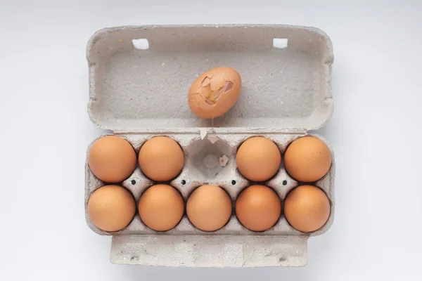 鸡蛋在盘子里 一个鸡蛋坏了 上视图 — 图库照片