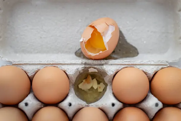 鸡蛋在盘子里 一只蛋被损坏了 关闭了 上视图 — 图库照片