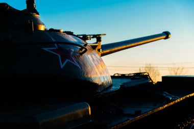 Tank t-54 batan güneşin ışınlarında bir kaidede