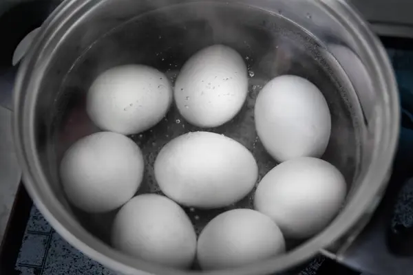 白蛋是用平底锅煮的 — 图库照片