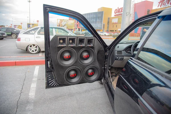 Surgut Russland August 2018 Der Tür Des Autos Viele Lautsprecher — Stockfoto