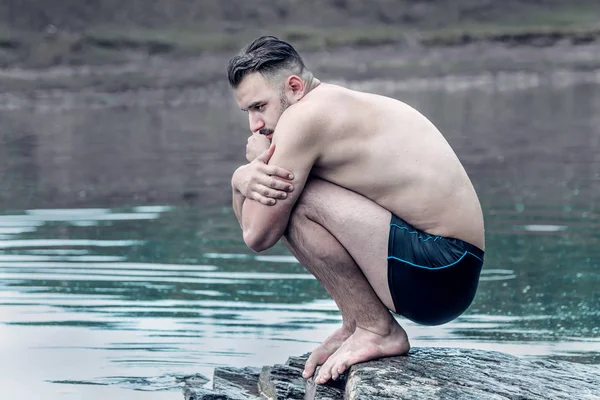 Medio Del Agua Encuentra Hombre Congelado Bañador Posición Fetal Concepto — Foto de Stock
