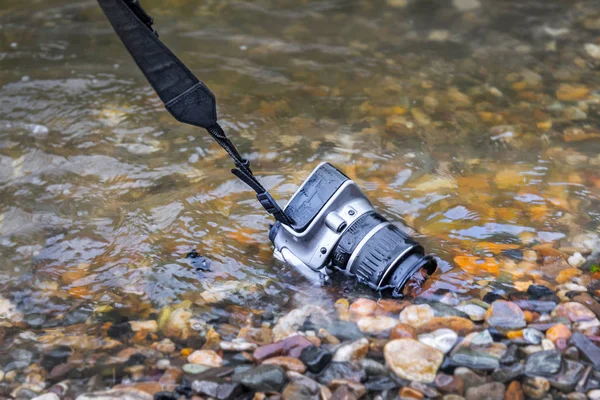 Cámara Slr Sumergida Agua Del Río Sobre Fondo Rocoso Concepto — Foto de Stock