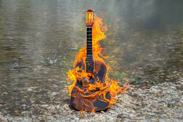 Quemando Guitarra Acústica Junto Río Guitarra Llamas Fuego — Foto de Stock