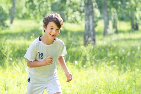 Jongen Wit Voetbal Uniform Loopt Tegen Achtergrond Van Natuur Concept Rechtenvrije Stockfoto's