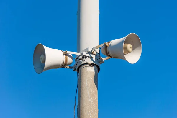 Dos Altavoces Poste Calle Contra Cielo Azul —  Fotos de Stock