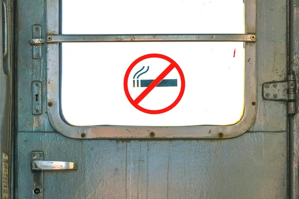 Rauchverbotsschild Der Tür Eines Eisenbahnwaggons — Stockfoto