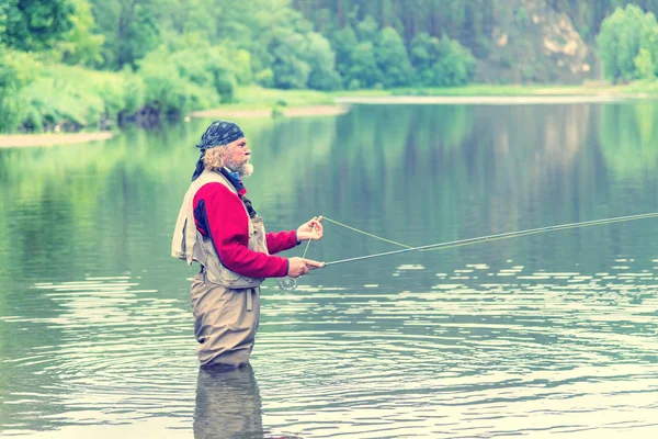 Hombre Con Barba Una Atadura Pesca Río —  Fotos de Stock