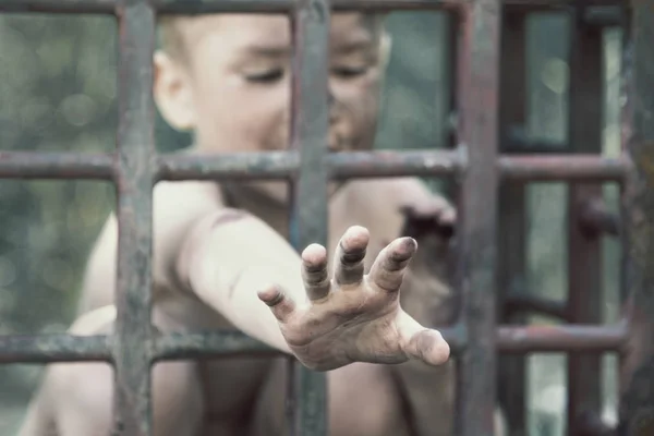 Ребенок Сидит Решеткой Протягивает Руку Через Железные Прутья Понятие Тюремного — стоковое фото