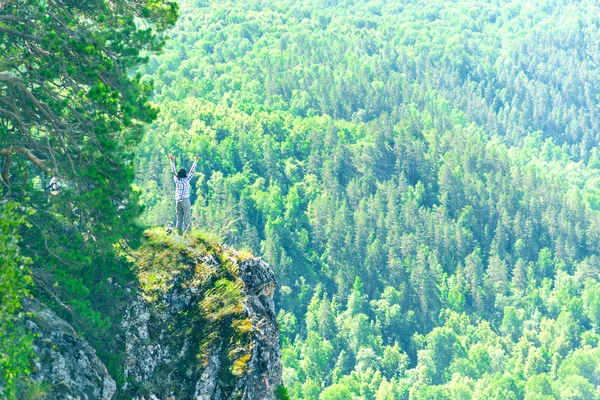 Hombre Está Parado Sobre Una Roca Fondo Bosque Iluminado Por — Foto de Stock