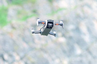 Kayaların arka planında İHA