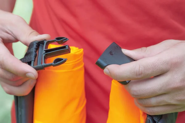 Cinturón Negro Con Una Cerradura Las Manos Sobre Fondo Rojo — Foto de Stock