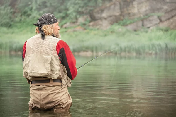 Hombre Bonden Una Chaqueta Roja Overoles Encuentra Agua Con Una — Foto de Stock