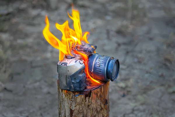 Cámara Réflex Digital Encuentra Muñón Una Llama Fuego Concepto Una — Foto de Stock