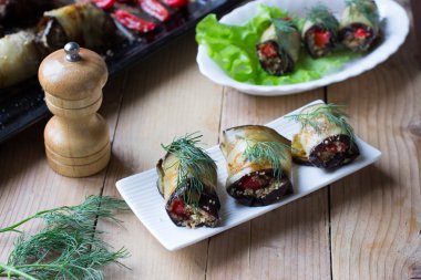 Patlıcan domates ve ceviz ile doldurulmuş rulo.