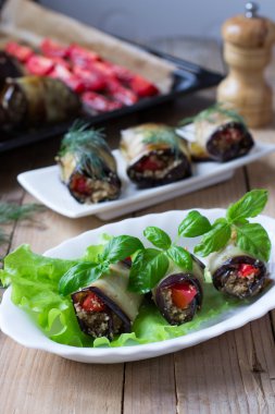 Patlıcan domates ve ceviz ile doldurulmuş rulo.