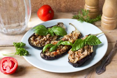 Kahverengi pirinç ve sebze ile közlenmiş patlıcan dolması