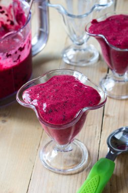 Süt ücretsiz çiğ vegan dondurma