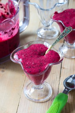 Süt ücretsiz çiğ vegan dondurma