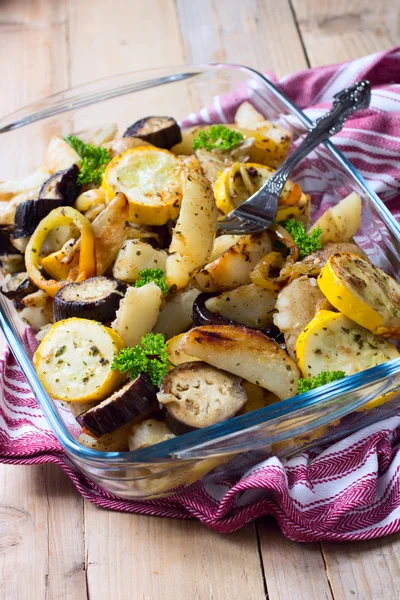 Batatas assadas com legumes — Fotografia de Stock