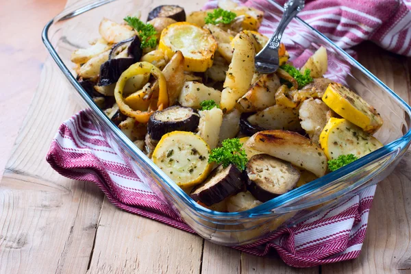 Batatas assadas com legumes — Fotografia de Stock