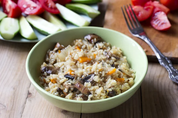 Pilaf de arroz vegano con setas y zanahoria — Foto de Stock