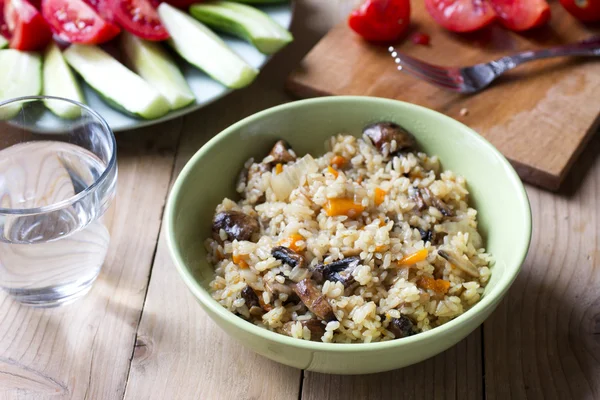 Pilaf de arroz vegano con setas y zanahoria — Foto de Stock