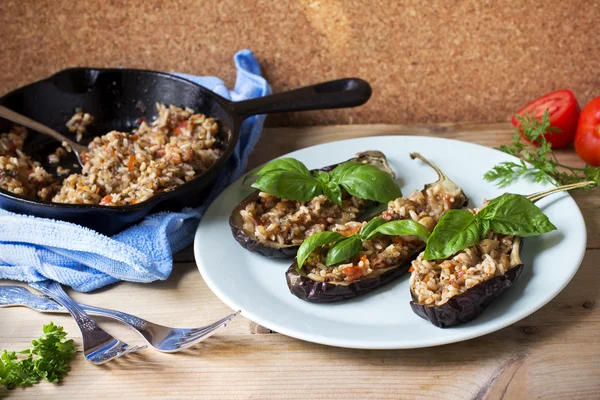 Stuffed roasted eggplants with brown rice and vegetables — Stock Photo, Image