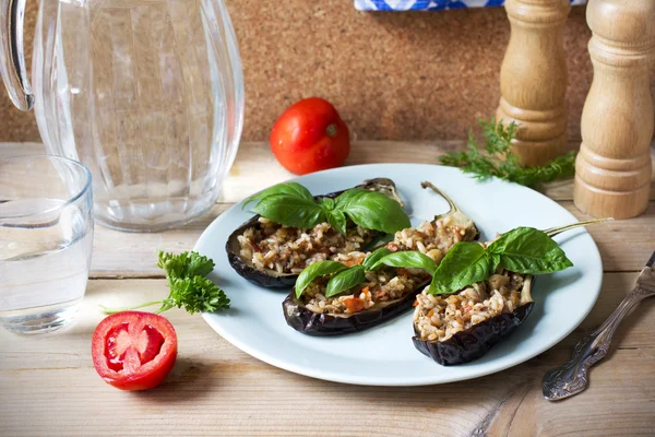 Stuffed roasted eggplants with brown rice and vegetables — Stock Photo, Image