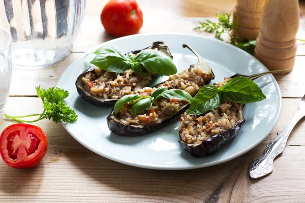 Stuffed roasted eggplants with brown rice and vegetables — Stock Photo, Image