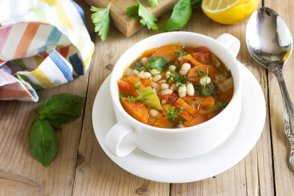 Fehér bab leves, paradicsommal és friss fűszernövények — Stock Fotó