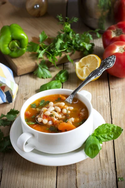 Fehér bab leves, paradicsommal és friss fűszernövények — Stock Fotó