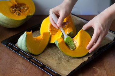 Fırın tepsisindeki kavrulmuş baharatlı kabak yemek