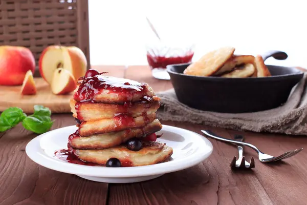 Crêpes sucrées pour le petit déjeuner sur table en bois — Photo