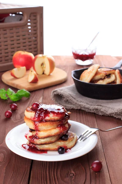 Frittelle dolci per la colazione sul tavolo di legno — Foto Stock