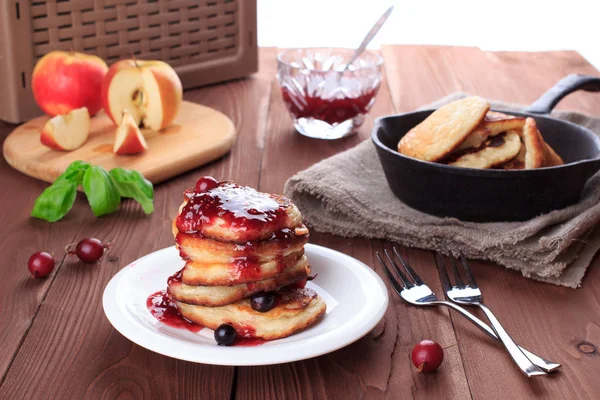 A fából készült asztal Reggelire édes palacsinta — Stock Fotó