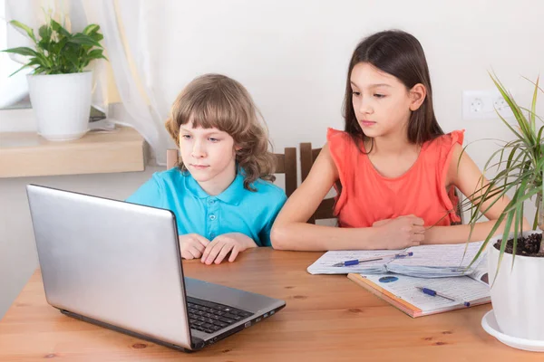 关于远程教育 家庭教育和做家庭作业的男女儿童 在家的电子学习 网络课程概念 — 图库照片