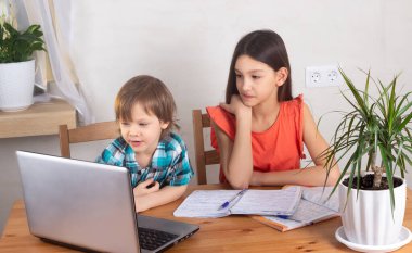 Ablam ve erkek kardeşim evde dizüstü bilgisayar izliyorlar. Mutsuz yüzlü bir kız, erkek onu rahatsız ediyor. Ev karantinası ve kendini izole etme, kardeşlik ilişkileri konsepti