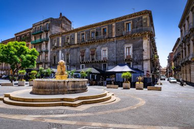 Vincenzo Bellini Meydanı 'ndaki çeşme.