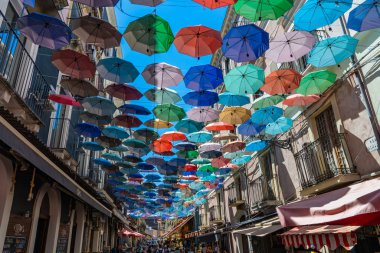Şemsiyeler Catania 'da bir sokak pazarının üstünde.