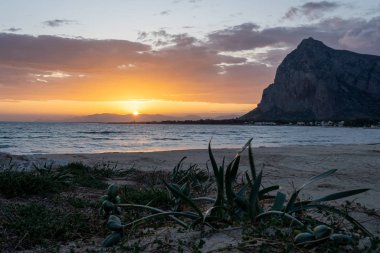 San Vito Lo Capo İtalya 'da gün doğumu (Sicilya)