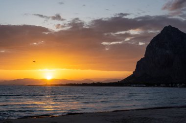 San Vito Lo Capo İtalya 'da gün doğumu (Sicilya)