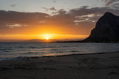 San Vito Lo Capo İtalya 'da gün doğumu (Sicilya)