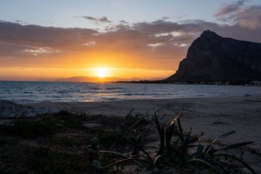 San Vito Lo Capo İtalya 'da gün doğumu (Sicilya)