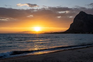 San Vito Lo Capo İtalya 'da gün doğumu (Sicilya)