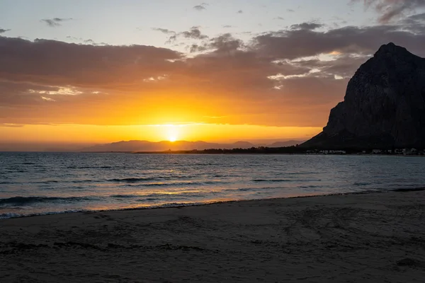 San Vito Lo Capo İtalya 'da gün doğumu (Sicilya)