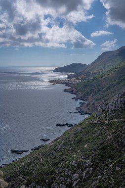 Marettimo İtalya (Sicilya) adasındaki muhteşem yürüyüş parkurlarından biri.)