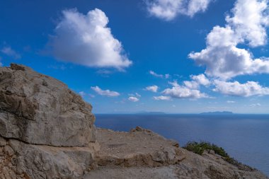 Marettimo İtalya (Sicilya) adasındaki muhteşem yürüyüş parkurlarından biri.)